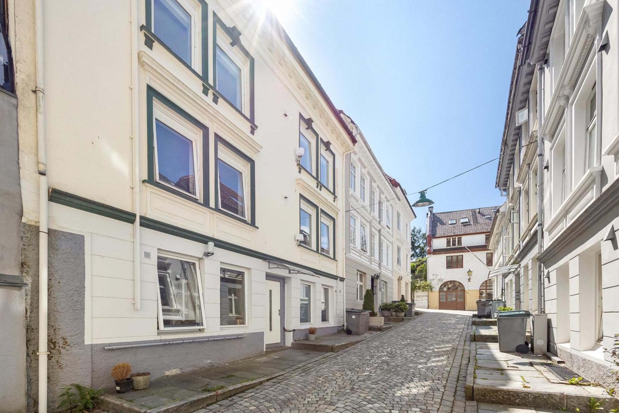 King Bed - Renovated 2024 - 2br Behind Bryggen Appartement *