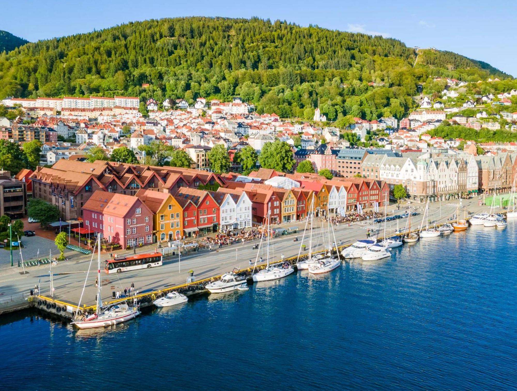 King Bed - Renovated 2024 - 2br Behind Bryggen Appartement